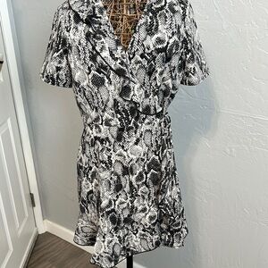 Speechless Women’s Black and White Snake Print Dress. Side tie, zip. Size Large